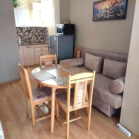 кънтри-лариса Pomorie